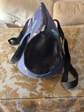 Transportín para mascotas azul y marrón.