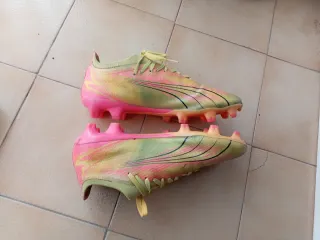 Zapatillas de fútbol Puma rosas y amarillas