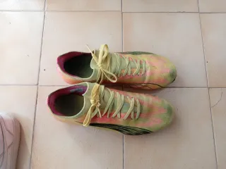Zapatillas de fútbol Puma rosas y amarillas