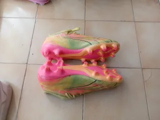Zapatillas de fútbol Puma rosas y amarillas
