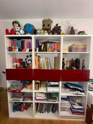 Librería IKEA con cajones rojos