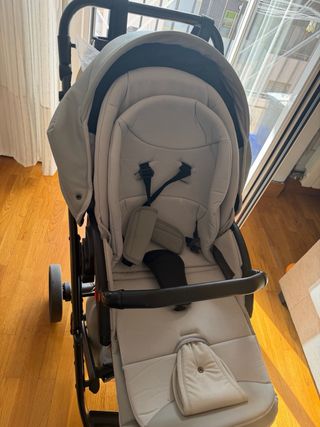 Carro de bebé gris marca Anex cross