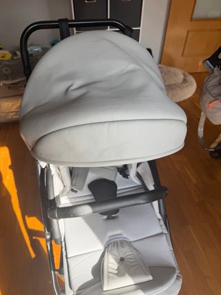 Carro de bebé gris marca Anex cross