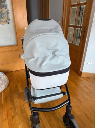 Carro de bebé gris marca Anex cross