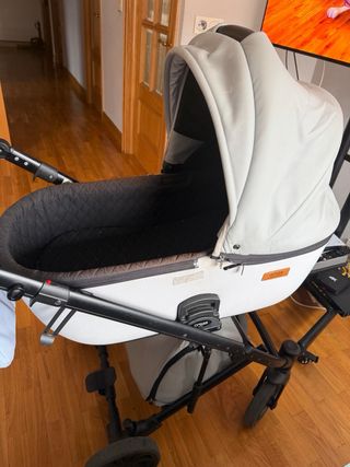 Carro de bebé gris marca Anex cross