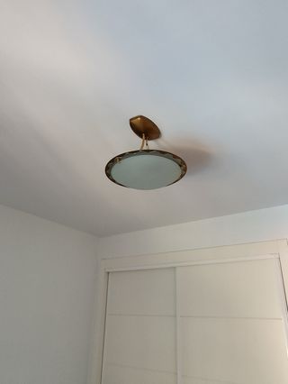 Lámpara de techo dorada y blanca