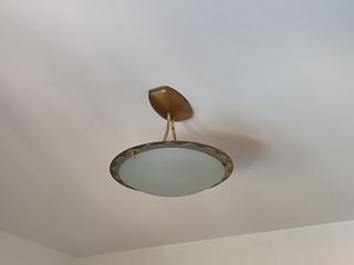 Lámpara de techo dorada y blanca