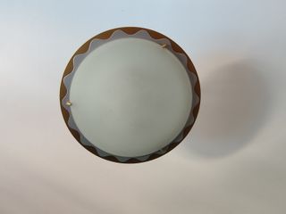 Lámpara de techo dorada y blanca