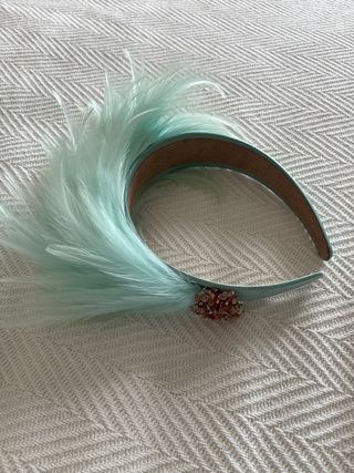 Diadema de plumas y pedrería