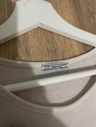 Vestido blanco y beige plisado parte inferior