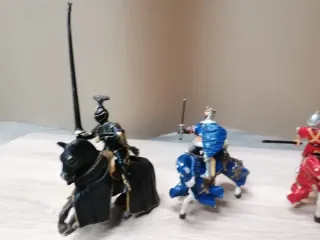 Caballeros y caballos de juguete