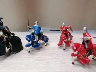 Caballeros y caballos de juguete