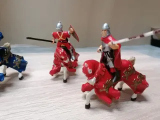 Caballeros y caballos de juguete