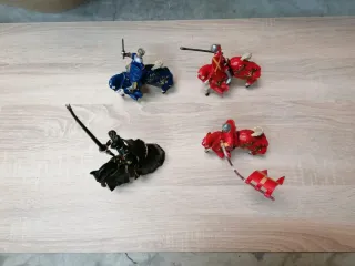 Caballeros y caballos de juguete