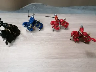 Caballeros y caballos de juguete