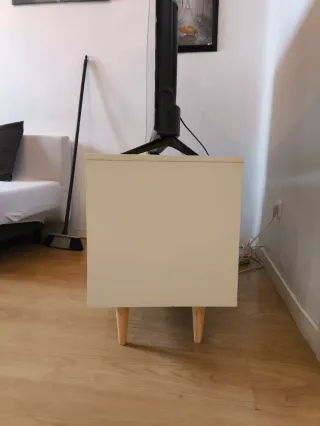 Mesa TV blanca y madera casi nueva