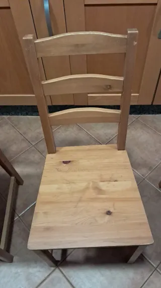 Conjunto mesa y 4 sillas madera