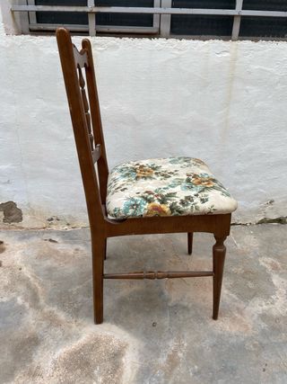 4 Sillas de madera con asiento floral