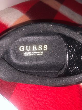 Zapatillas Guess Negras con Raya Roja