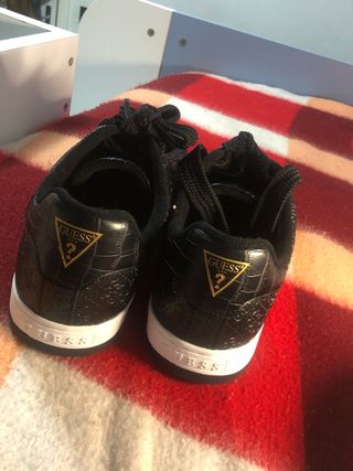 Zapatillas Guess Negras con Raya Roja