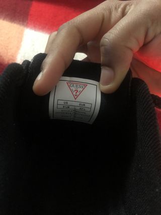 Zapatillas Guess Negras con Raya Roja