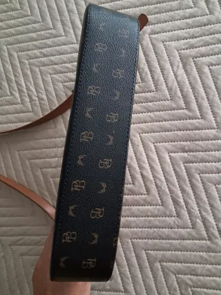 Bolso negro con monograma marrón