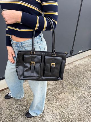 Borsa a spalla nera con tasche frontali