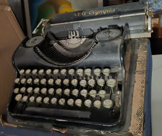 Máquina de escribir AEG Olympia