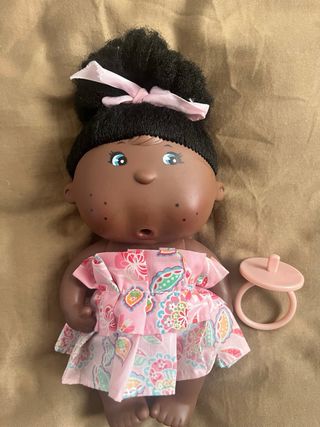 Muñeca bebé con chupete rosa