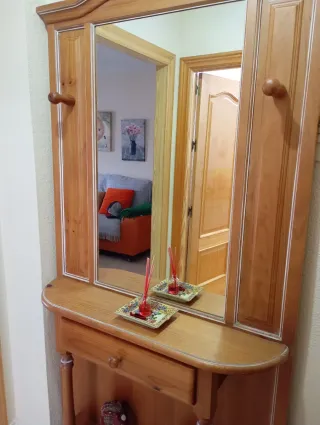 Mueble de entrada de madera con espejo