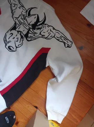 Sudadera W2P con diseño de guerrero