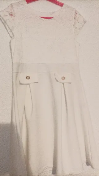 Vestido blanco con encaje y botones