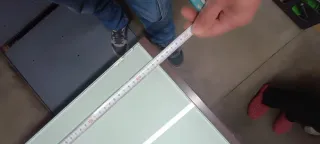 Mesa de comedor de cristal y madera