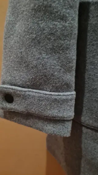 Abrigo Zara gris con capucha y pelo