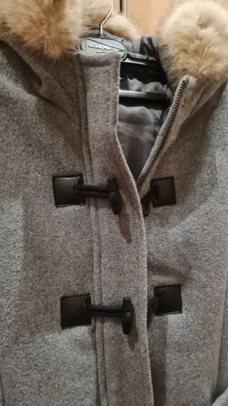 Abrigo Zara gris con capucha y pelo