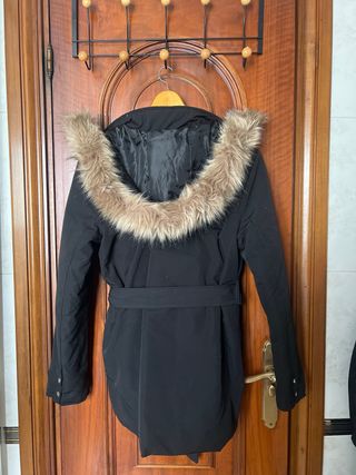 Abrigo negro con capucha y cinturón