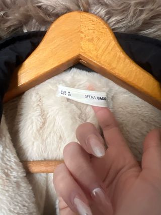 Abrigo negro con capucha y cinturón