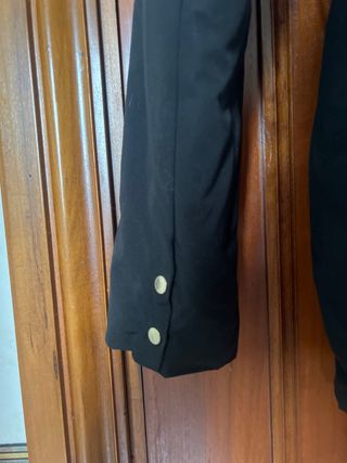 Abrigo negro con capucha y cinturón