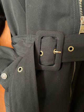 Abrigo negro con capucha y cinturón