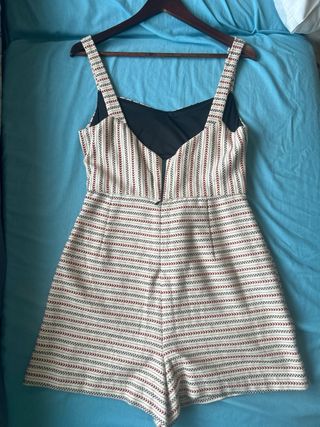 Falda de rayas rojas y blancas