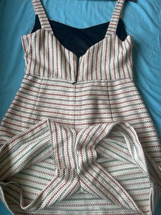 Falda de rayas rojas y blancas