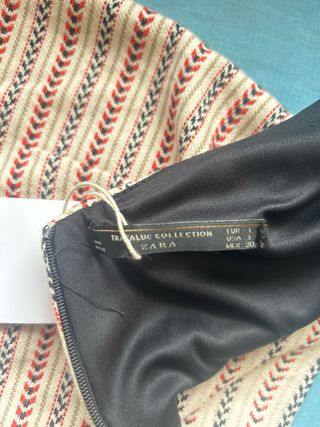 Falda de rayas rojas y blancas