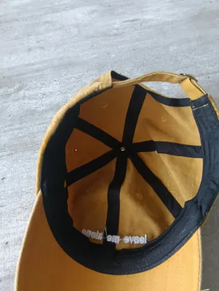 Cappellino giallo leave me alone