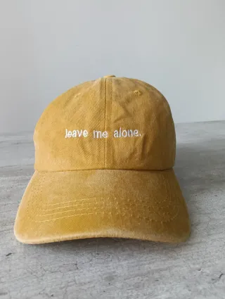 Cappellino giallo leave me alone