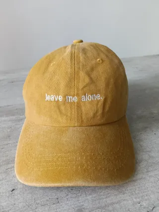 Cappellino giallo leave me alone