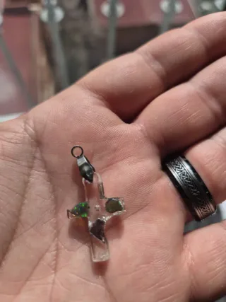 Cruz con 3 ópalos negros