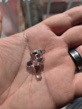 Cruz con 3 ópalos negros