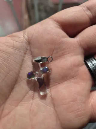 Cruz con 3 ópalos negros