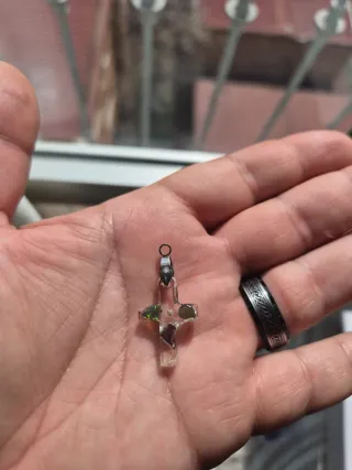 Cruz con 3 ópalos negros