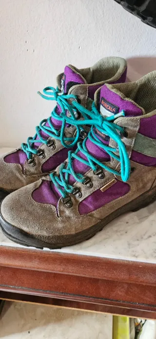Botas de montaña Boreal moradas y grises